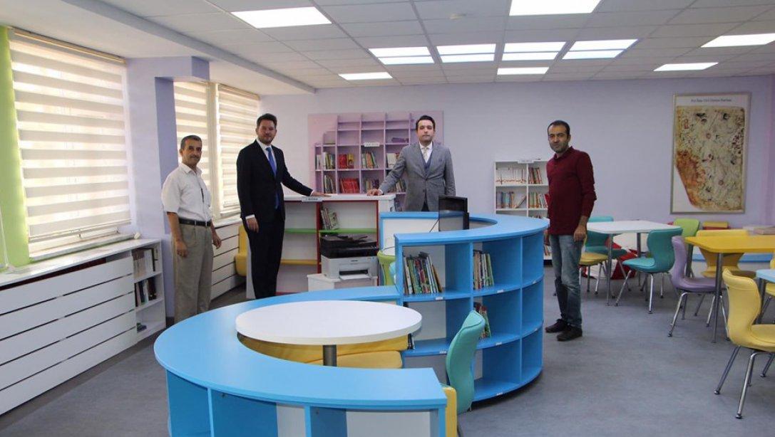 İlçe Milli Eğitim Müdürümüz Sn. Alpay ARI Belediye Başkanımız Sn. İhsan TALAY ile Birlikte M.Akif Ersoy İlkokulumuzdaki Z-Kütüphanemizde İncelemelerde Bulundular.