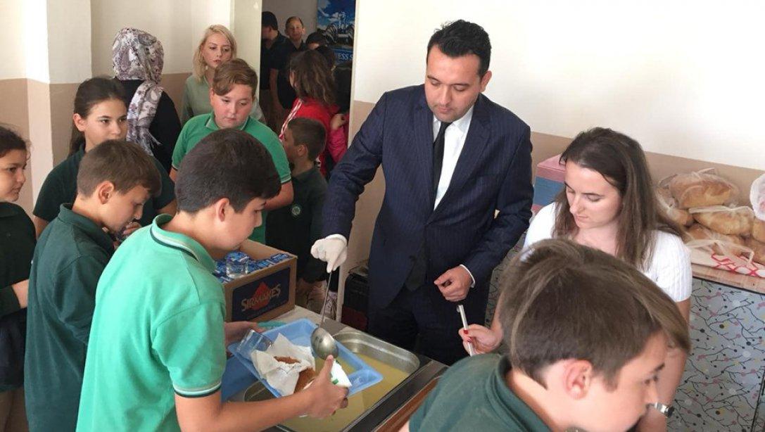 İlçe Milli Eğitim Müdürümüz Sn. Alpay ARI Cevizköy Ortaokulu'nda Taşımalı Eğitim Gören Öğrencilerimizin Öğle Yemeklerine Misafir Oldu 
