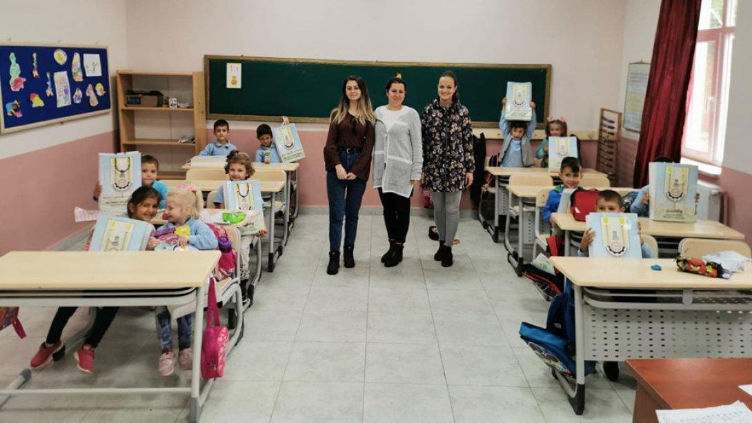 Pınarhisar Belediyemiz Tarafından Tozaklı Köyü İlkokulu Öğrencilerimize Kırtasiye Malzemeleri İçeren Hediyeler Dağıtıldı.