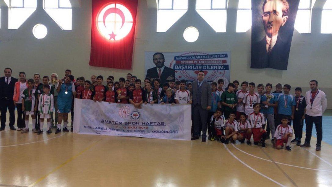 İlçe Milli Eğitim Müdürümüz Sn Alpay ARI Amatör Spor Haftasında İlçe Spor Müdürlüğünün Düzenlediği Okullar Arası Futsal Turnuvasının Ödül Törenine Katıldı.