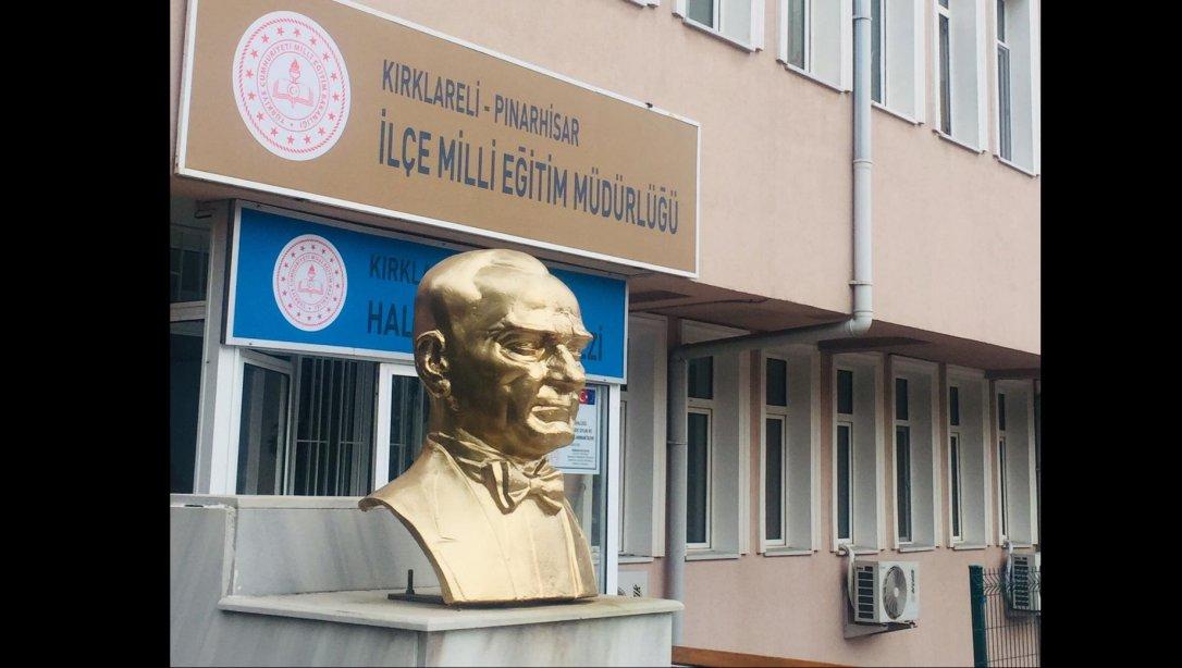 Müdürlüğümüz Girişinde Bulunan Tabelalarımız Yeni Logolarımızla Yenilendi ve Başöğretmenimiz Mustafa Kemal ATATÜRK'ün Büstünün Bakımı Yapıldı.
